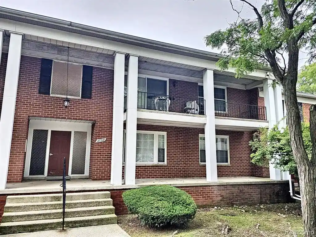 Listing Photo 2 - Condo for sale in 27718 W Echo Vly located at 27718 W Echo Vly, Farmington Hills, MI 48334 - Unit #216
