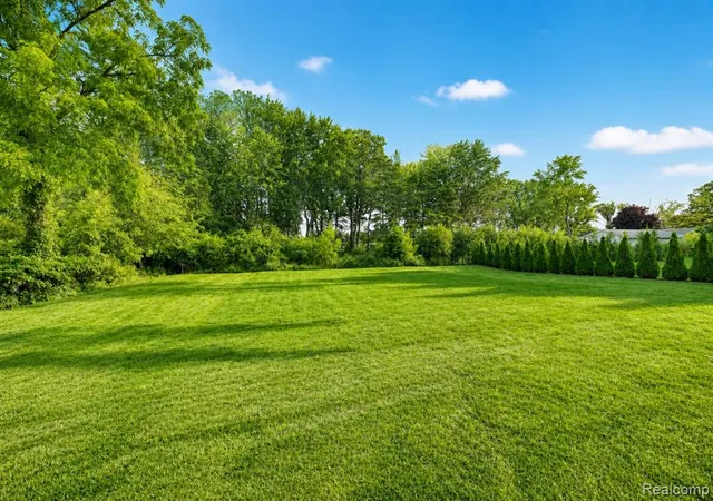 Photo 2 of Single family home for sale at 5555 Holm St, Troy, MI 48085 | MLS# 61031042 | Listing updated on 2026-10-09
