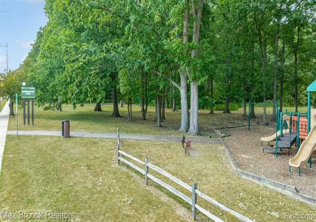 Listing Photo 2 - Condo for sale in building located at 1928 S Wickham, Royal Oak, MI 48073