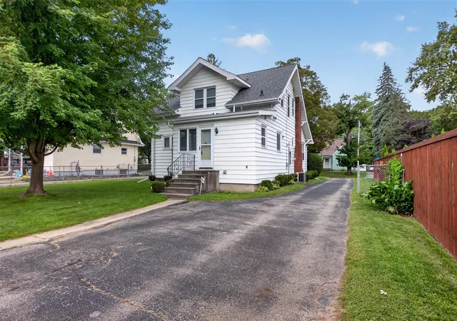 Photo 3 of Single family home for sale at 403 S Wisner St, Jackson, MI 49203 | MLS# 70555465 | Listing updated on 2026-09-17