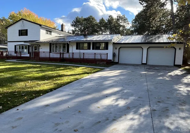 Photo 2 of Single family home for sale at 366 Lakewood Ln, Marquette, MI 49855 | MLS# 50224171 | Listing updated on 2026-10-09