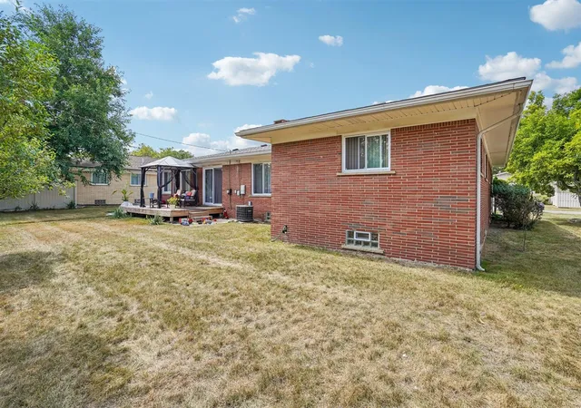 Photo 4 of Sale Pending at 22808 Greenview Rd, Southfield, MI 48075 | MLS# 70555316 | Listing updated on 2026-09-08