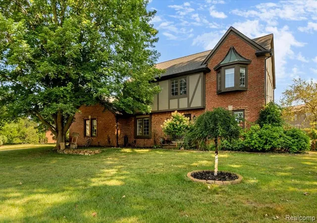 Photo 3 of Single family home for sale at 2765 Hunter Hts Dr, West Bloomfield, MI 48324 | MLS# 61017693 | Listing updated on 2026-09-13