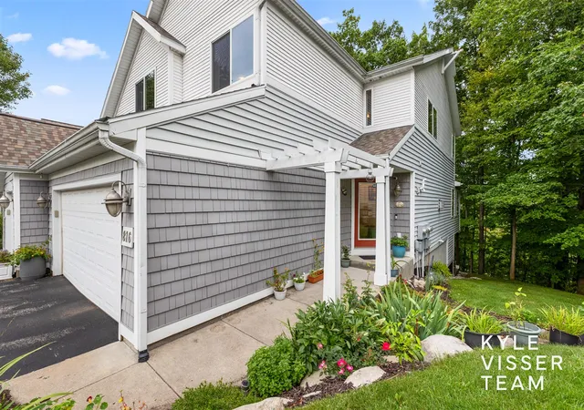 Condo for sale at 816 Pinnacle Run Dr #21, Grand Rapids, MI 49546 | MLS# 70557206