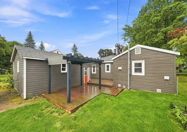 Photo 3 of Single family home for sale at 304 S Pine St, Lake City, MI 49651 | MLS# 80073080 | Listing updated on 2026-09-21