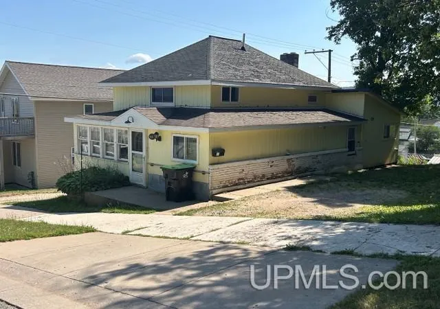 Photo 1 of Single family home for sale at 211 Hickory St, Munising, MI 49862 | MLS# 50221345 | Listing updated on 2026-09-10