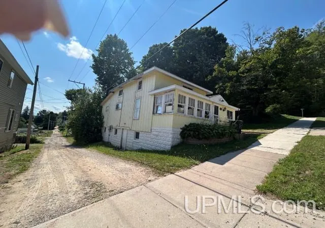 Photo 3 of Single family home for sale at 211 Hickory St, Munising, MI 49862 | MLS# 50221345 | Listing updated on 2026-09-10