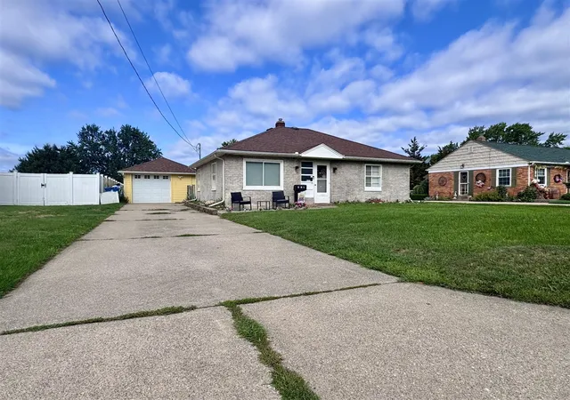Photo 3 of Sale Pending at 214 S 22nd St, Battle Creek, MI 49015 | MLS# 70554245 | Listing updated on 2026-09-05