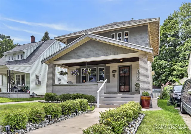 Photo 2 of Single family home for sale at 1921 Linden Ave, Grand Rapids, MI 49507 | MLS# 70556594 | Listing updated on 2026-09-22