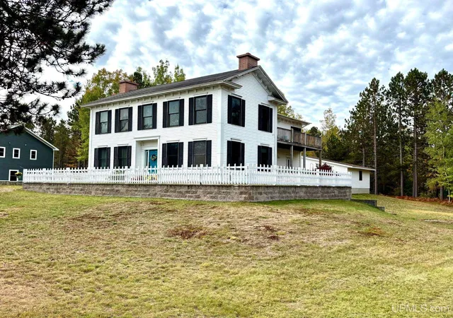 Single family home for sale at 152 Brewer Dr, Marquette, MI 49855 | MLS# 50224516