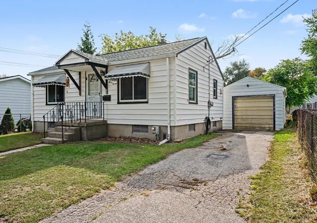 Photo 3 of Single family home for sale at 607 N Sophia St, Bay City, MI 48706 | MLS# 50221686 | Listing updated on 2026-09-21