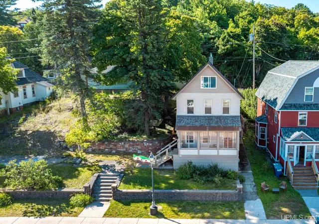 Photo 4 of Single family home for sale at 913 College Ave, Houghton, MI 49931 | MLS# 50220539 | Listing updated on 2026-09-02