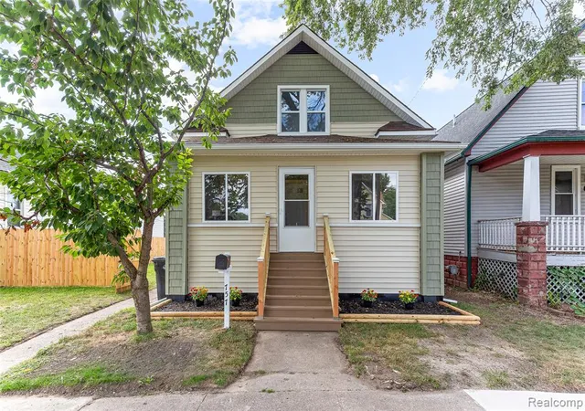 Photo 2 of Sale Pending at 757 Orchard St, Wyandotte, MI 48192 6847 | MLS# 61024984 | Listing updated on 2026-09-13