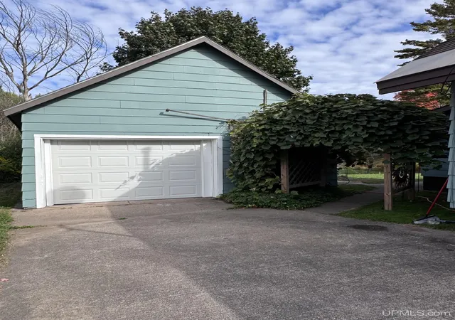 Photo 3 of Single family home for sale at 1952 Norwood St, Marquette, MI 49855 | MLS# 50223799 | Listing updated on 2026-10-14