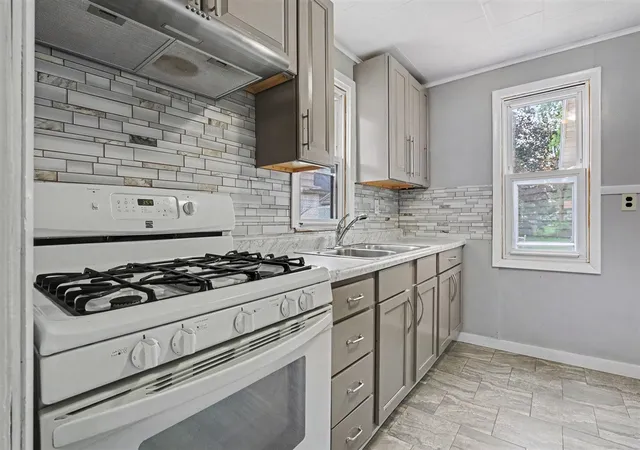 Photo 3 of Sale Pending at 251 Crown St, Grand Rapids, MI 49548 | MLS# 70557597 | Listing updated on 2026-09-14