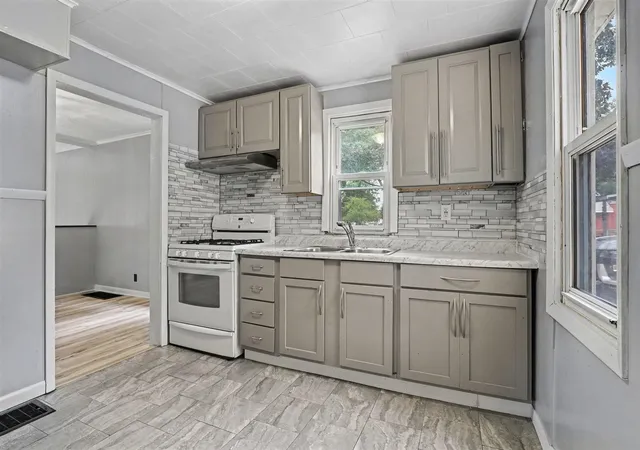 Photo 3 of Sale Pending at 251 Crown St, Grand Rapids, MI 49548 | MLS# 70557597 | Listing updated on 2026-09-14