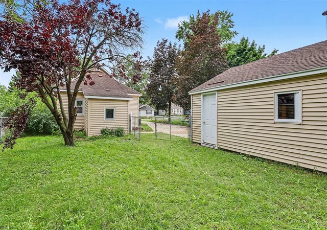 Photo 4 of Sale Pending at 251 Crown St, Grand Rapids, MI 49548 | MLS# 70557597 | Listing updated on 2026-09-14