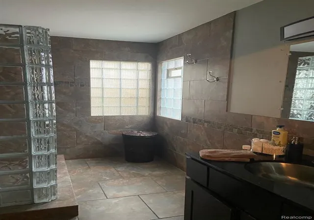 Photo 4 of Single family home for sale at 15133 Towering Oaks Dr, Shelby Township, MI 48315 | MLS# 61028661 | Listing updated on 2026-09-15