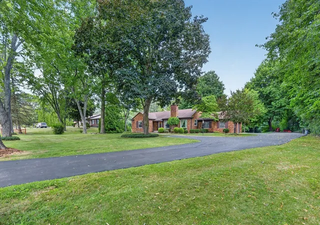 Photo 2 of Sale Pending at 30030 Westgate Rd, Farmington Hills, MI 48334 | MLS# 70551346 | Listing updated on 2026-09-02