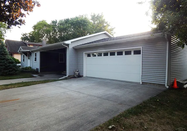 Photo 2 of Single family home for sale at 1002 S Henry St, Bay City, MI 48706 | MLS# 50221009 | Listing updated on 2026-09-07