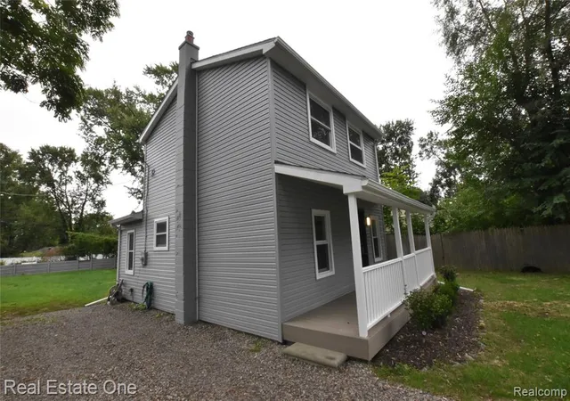 Photo 2 of Single family home for sale at 1565 Parkway St, Waterford, MI 48328 | MLS# 61030827 | Listing updated on 2026-09-16