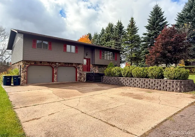 Single family home for sale at 1005 Cinnabar St, Bessemer, MI 49911 | MLS# 50223925