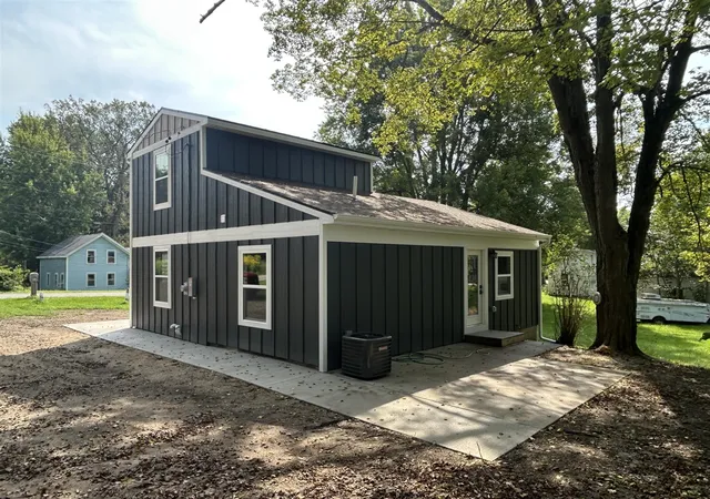 Photo 2 of Single family home for sale at 725 N Paw St, Lawrence, MI 49064 | MLS# 70556601 | Listing updated on 2026-09-16