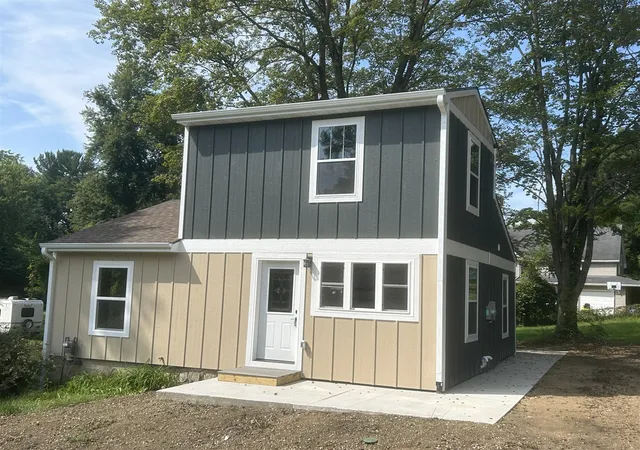 Photo 3 of Single family home for sale at 725 N Paw St, Lawrence, MI 49064 | MLS# 70556601 | Listing updated on 2026-09-16
