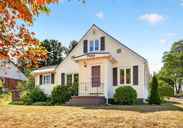 Photo 1 of Single family home for sale at 700 Poplar St, Ishpeming, MI 49849 | MLS# 50221487 | Listing updated on 2026-10-01