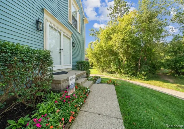 Listing Photo 1 - Condo for sale in building located at 1319 Wagon Wheel Ln, Rochester Hills, MI 48306