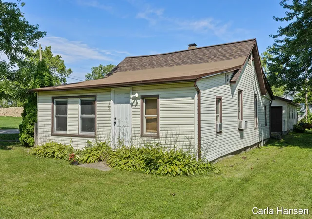 Photo 2 of Single family home for sale at 305 Crescent St, Watervliet, MI 49098 | MLS# 70553899 | Listing updated on 2026-09-16