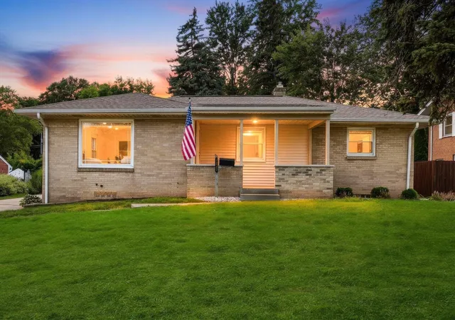Photo 2 of Single family home for sale at 1752 Lake Michigan Dr, Grand Rapids, MI 49504 | MLS# 70553986 | Listing updated on 2026-09-02