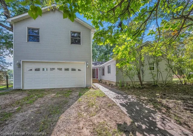 Photo 4 of Single family home for sale at 1325 Elkhorn Lake Rd, Lake Orion, MI 48362 2415 | MLS# 61007375 | Listing updated on 2026-10-26