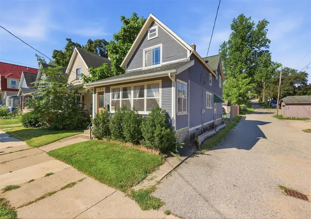 Photo 2 of Single family home for sale at 325 Grand Ave, Grand Rapids, MI 49503 | MLS# 70557311 | Listing updated on 2026-09-11
