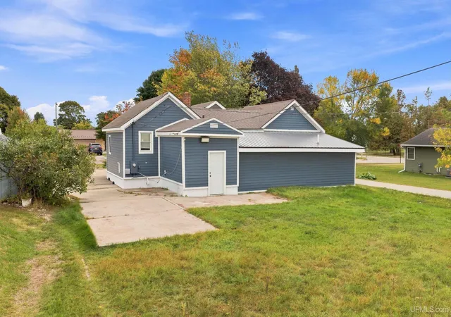 Photo 3 of Single family home for sale at 1210 S 16th Street, Escanaba, MI 49829 | MLS# 50224464 | Listing updated on 2026-10-12