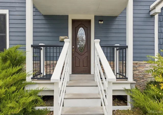 Photo 4 of Single family home for sale at 1210 S 16th Street, Escanaba, MI 49829 | MLS# 50224464 | Listing updated on 2026-10-12