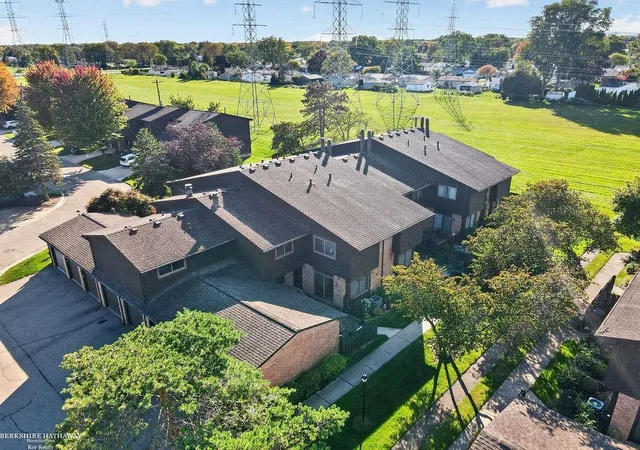 Listing Photo 5 - Condo for sale in building located at 37317 Clubhouse Dr, Sterling Heights, MI 48312 - Unit #91
