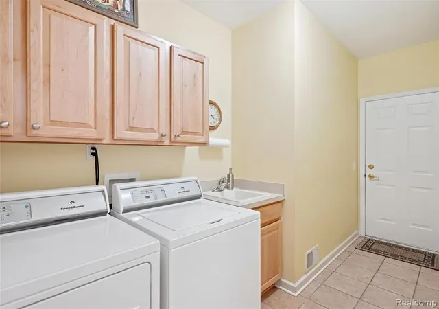 Listing Photo 4 - Condo for sale in building located at 3673 Tremonte Cir, Rochester, MI 48306