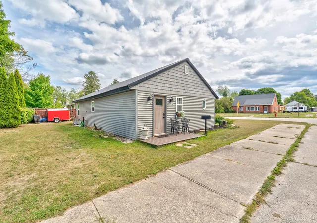 Photo 3 of Single family home for sale at 106 W D Ave, Newberry, MI 49868 | MLS# 50221062 | Listing updated on 2026-09-08