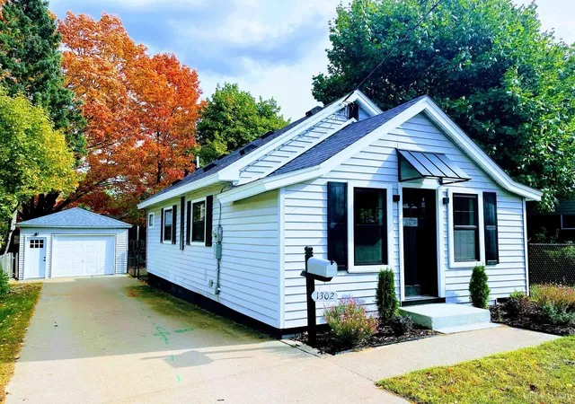 Photo 1 of Single family home for sale at 1302 Lincoln Ave, Marquette, MI 49855 | MLS# 50224349 | Listing updated on 2026-10-08
