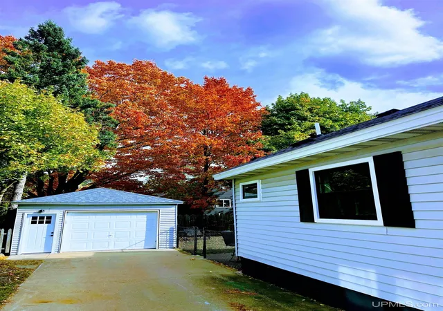 Photo 2 of Single family home for sale at 1302 Lincoln Ave, Marquette, MI 49855 | MLS# 50224349 | Listing updated on 2026-10-08
