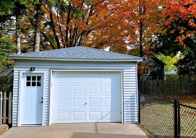 Photo 3 of Single family home for sale at 1302 Lincoln Ave, Marquette, MI 49855 | MLS# 50224349 | Listing updated on 2026-10-08