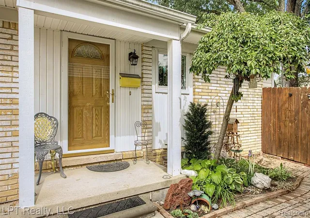 Listing Photo 1 - Condo for sale in building located at 3222 Woodland Ave, Royal Oak, MI 48073 - Unit #