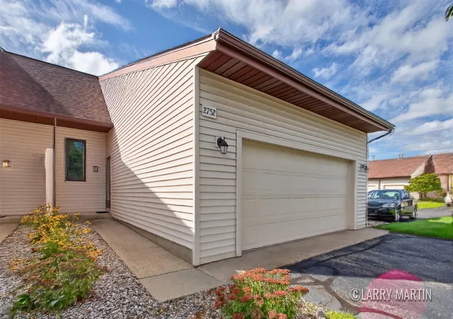 Listing Photo 2 - Condo for sale in building located at 2752 Stonebluff Dr, Wyoming, MI 49519 - Unit #99