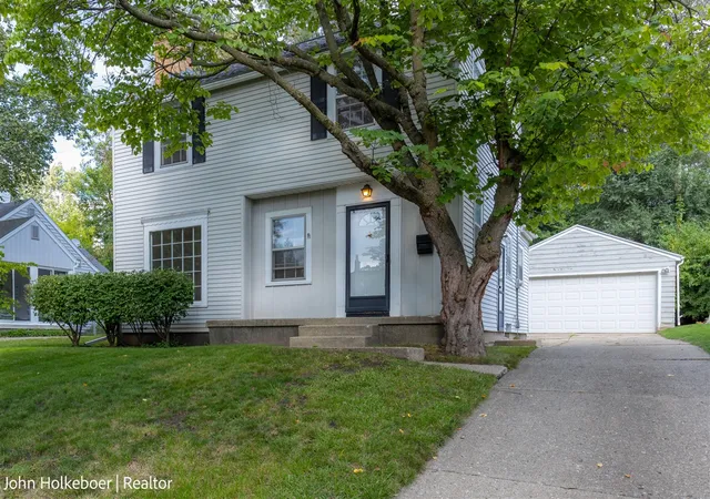Photo 2 of Sale Pending at 1126 Kenesaw Dr, Grand Rapids, MI 49506 | MLS# 70556186 | Listing updated on 2026-09-10