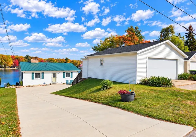 Photo 3 of Single family home for sale at 422 N Lake St, Harrison, MI 48625 | MLS# 50224723 | Listing updated on 2026-10-13