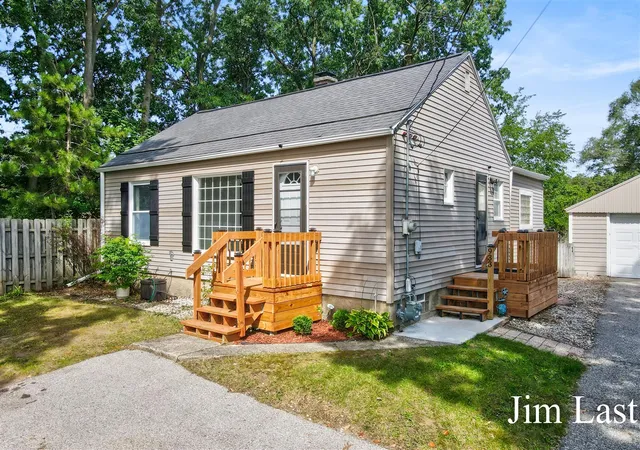 Photo 2 of Single family home for sale at 933 Barbara St, Grand Rapids, MI 49544 | MLS# 70557642 | Listing updated on 2026-09-17