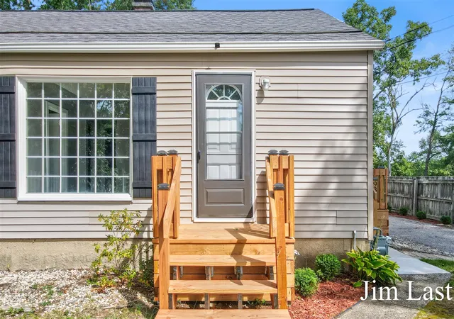 Photo 3 of Single family home for sale at 933 Barbara St, Grand Rapids, MI 49544 | MLS# 70557642 | Listing updated on 2026-09-17