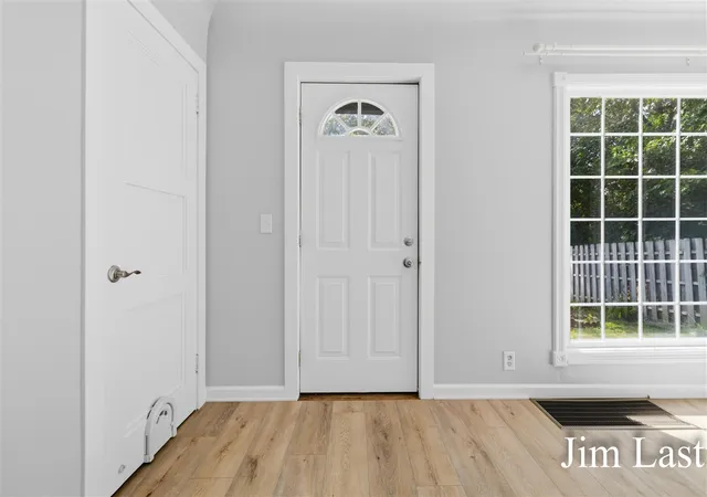 Photo 4 of Single family home for sale at 933 Barbara St, Grand Rapids, MI 49544 | MLS# 70557642 | Listing updated on 2026-09-17
