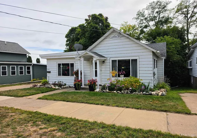 Photo 1 of Single family home for sale at 417 W Bluff St, Marquette, MI 49855 | MLS# 50222544 | Listing updated on 2026-10-19